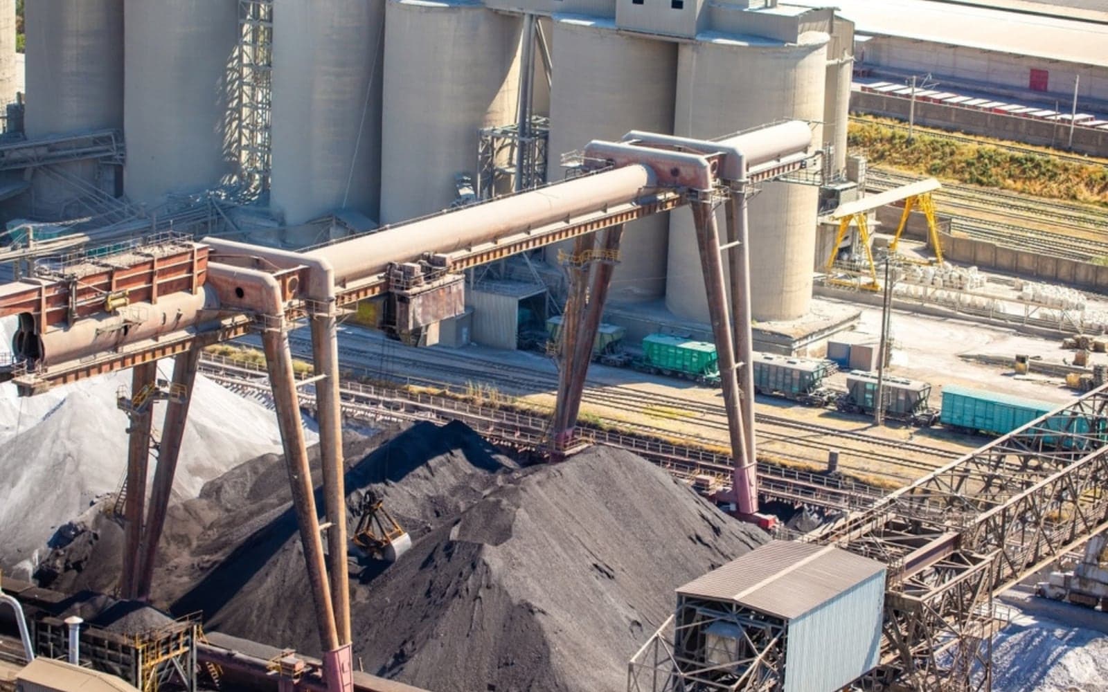 Cement plant stockpile with a stacker-reclaimer and silos
