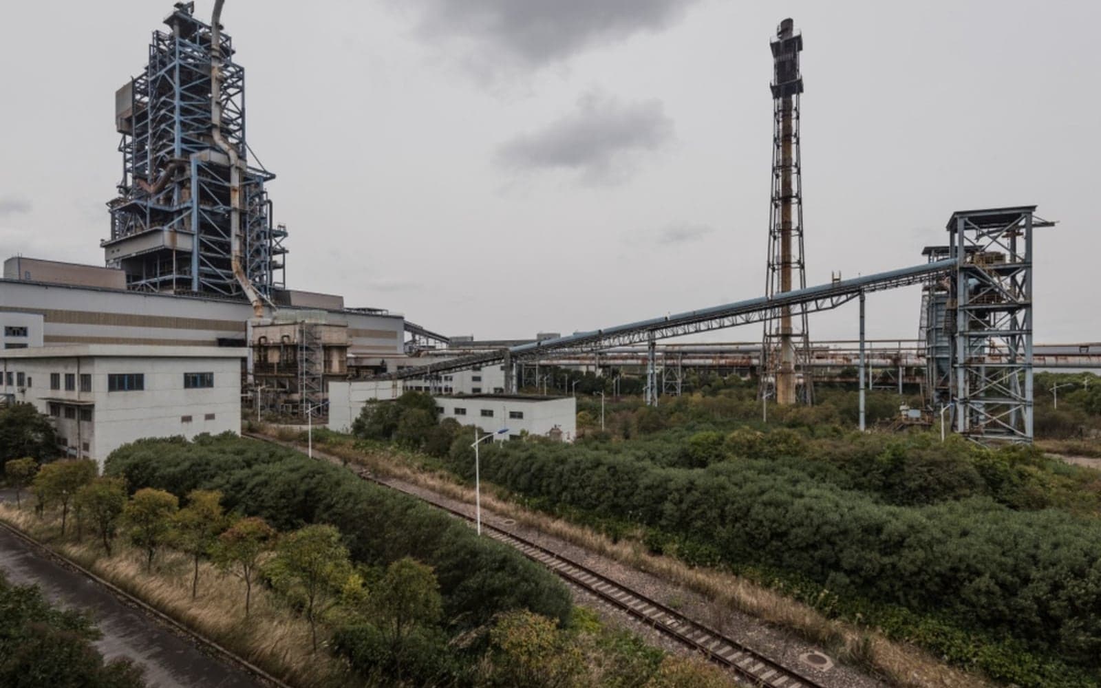 Integrated steel plant with blast furnace and conveyor galleries